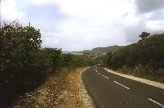 Uferstrasse mit blick auf Insel und Meer