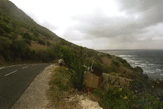 Uferstrasse mit Hang zum Meer